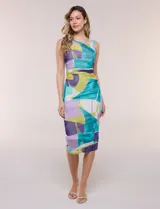 Vestido midi de silueta al cuerpo confeccionado en tul elastizado, con escote redondo, diseño sin mangas, frunces laterales en la cintura y forro interior a tono. Presenta un estampado geométrico multicolor en tonos verde, turquesa, violeta y blanco.