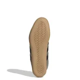 Championes Adidas Grand Court Lo color gris metalizado con las tres tiras laterales en azul marino y suela de goma color caramelo.