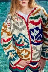 Cárdigan de lana tejido a mano con diseño multicolor, calce holgado, cuello a la base y puños.