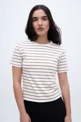 Remera de algodón a rayas horizontales blancas y negras, de corte clásico y cuello redondo.