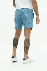 Short de baño con estampado floral en tonos azules, cintura elástica con cordón ajustable, bolsillos laterales y bolsillo trasero.