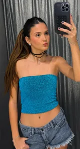 Top tipo strapless de corte tubo, confeccionado en tejido brillante de color turquesa.