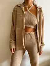 Camisa de tejido tipo waffle color arena, con diseño abierto, mangas largas y corte holgado.