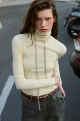 Jersey de punto fino confeccionado en lana, con cuello subido y manga larga, de diseño básico y ajustado.
