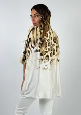 Camisa beige con estampado animal print en tonos marrones, de corte holgado y manga 3/4.