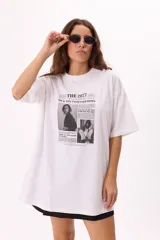 Remera blanca de corte amplio con estampado frontal estilo editorial en blanco y negro.
