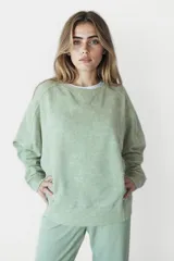 Buzo color marrón con corte suelto y cuello redondo.