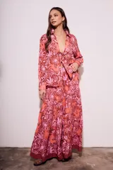 Falda larga de viscosa con estampado de animales y plantas en tonos marrón, naranja y rosa. Tiene cintura elástica rosa.