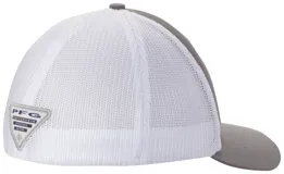 Gorra tipo trucker con frente estructurado en color gris y parte trasera de malla blanca. Presenta el logo de Columbia PFG bordado en el frente y un detalle gráfico de anzuelo en el lateral.