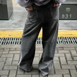 Jean Aloudra de corte wide leg en color gris con efecto acid wash. Presenta bolsillos traseros con detalles bordados de llamas.