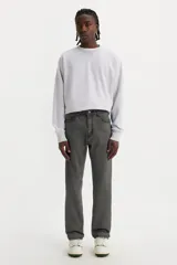 Jean de corte regular fit, con diseño de cinco bolsillos, cierre de bragueta y tiro medio. Presenta un acabado en color gris lavado.