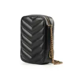 Bandolera negra de cuero sintético con diseño acolchado en forma de chevron. Tiene correa regulable con herrajes dorados, cierre superior y un bolsillo interno con cierre.