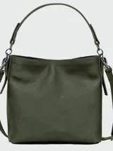 Cartera tipo crossbody de cuero color verde oliva, con diseño estructurado, solapa frontal con detalle de correa horizontal y asa superior corta. Incluye herrajes metálicos y correa ajustable para llevar al hombro o cruzada.
