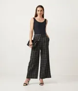 Blusa musculosa color gris claro, con escote en U y breteles anchos. Confeccionada en poliamida y poliéster.