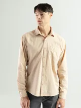 Camisa de manga larga color gris oscuro, confeccionada en algodón, con cuello clásico, cierre frontal con botones, bolsillo de parche en el pecho y corte clásico.