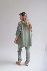 Campera verde militar con capucha, cierre frontal y mangas tres cuartos con detalle de ajuste.