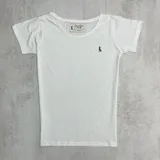 Remera blanca de algodón con cuello ancho y logo bordado en el pecho.