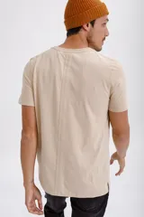 Remera de algodón de corte clásico, color negro, con cuello redondo y mangas cortas.