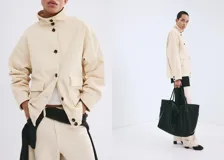 Chaqueta de algodón estilo denim, de diseño oversize, color beige, con cuello alto, manga larga, bolsillos de parche con solapa y cierre frontal de botones oscuros.