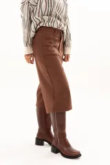 Bermuda de tiro medio con silueta amplia y corte recto. Presenta bolsillos laterales y traseros, con cierre frontal de cremallera y botón.