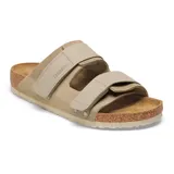 Sandalia Birkenstock modelo Uji, color taupe, con diseño de dos correas ajustables con cierre de velcro y plantilla anatómica de corcho.