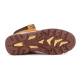Bota estilo timberland color camel con detalles en marrón, caña acolchada, cordones bicolor y suela tractora de goma.