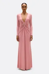 Vestido largo de jersey color rosado, con profundo escote en V, drapeado frontal, flor bordada a mano en la cintura y mangas largas.