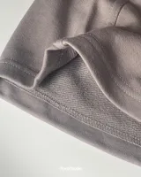 Remera gris de algodón premium de 300 g con logo RonaStudio estampado en el pecho.