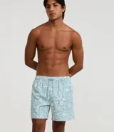 Bermuda de baño masculina de microfibra color celeste pálido con estampado abstracto orgánico en blanco. Presenta cintura elástica con cordón ajustable y bolsillos funcionales.