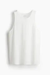 Musculosa deportiva H&M Move de color blanco, confeccionada en tejido funcional con tecnología DryMove. Presenta un diseño de corte estándar y cuello redondo, ideal para entrenar.