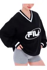 Buzo Fila de estilo coreano, color blanco con cuello en V y puños acanalados en contraste negro, manga larga y gran logotipo frontal de la marca.