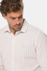 Camisa celeste con rayas verticales blancas, de lino y corte slim fit, con cuello clásico y cierre frontal con botones.