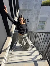 Pantalón cargo de mujer con estampa camuflada digital, de tiro alto y corte recto, con bolsillos traseros y parche de la marca en la pretina.