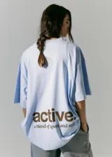 Remerón celeste de manga corta con estampa en serigrafía en frente y espalda.