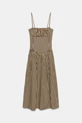 Vestido midi de popelín con estampado de rayas verticales. Presenta escote recto con detalle de pliegues, tirantes finos y falda con corte evasé. Incluye cierre lateral con cremallera oculta.