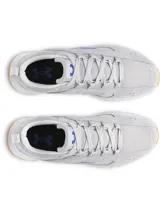 Championes Under Armour modelo Street Mirage de color gris, con parte superior de malla y superposiciones de gamuza, entresuela de EVA blanca y suela de goma con tracción.