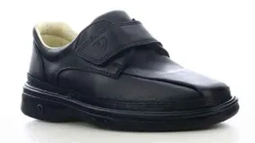 Zapato casual de hombre color negro, confeccionado en cuero, con cierre de abrojo y suela de goma reforzada.