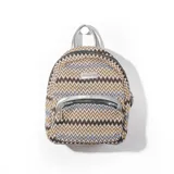 Mochila pequeña con estampado de diseño tribal en tonos marrón, beige, celeste y negro. Tiene un bolsillo frontal con cierre, correas ajustables y asa superior plateadas.