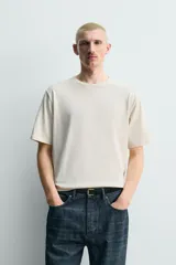 Camiseta de corte regular fit en mezcla de algodón y lino, con cuello redondo y manga corta de la colección Origins.