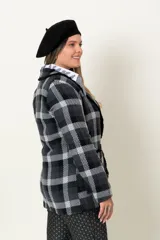 Chaqueta con estampado a cuadros en tonos rosa y negro, con solapas y cierre con dos botones.