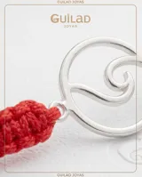 Pulsera de hilo rojo en macramé con dije central en forma de ola de plata 925 y terminaciones con esferas de plata.