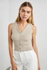 Musculosa de punto color beige con escote en V y cierre frontal con botones.