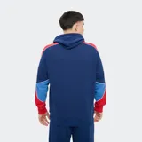 Canguro deportivo Umbro del Club Nacional de Football, color azul con capucha y cordones de ajuste, mangas rojas con detalles en celeste y blanco, bolsillos tipo canguro y el escudo del club junto con el logo de Umbro bordados en el frente.