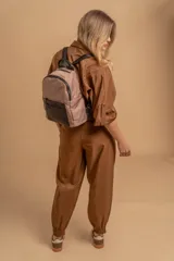 Mochila urbana de diseño combinado, confeccionada en tela resistente con bolsillo frontal y detalles en cuero sintético. Cuenta con compartimento principal con cierre y correas ajustables.