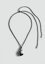 Collar largo con cordón negro y dije colgante metálico plateado de diseño abstracto y orgánico.