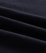 Remera masculina negra de algodón, con corte boxy, mangas cortas y cuello redondo. Presenta un lettering bordado en blanco en la parte delantera con la frase "Palermo Sicilia".