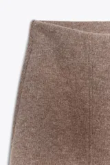 Pantalón tipo palazzo de tiro alto con cintura elástica y costura central marcada en el frente. Confeccionado en tejido de algodón suave.