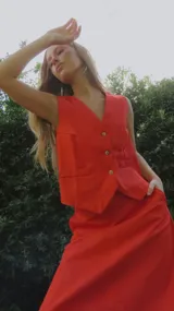 Pollera larga color rojo, de corte acampanado y cintura alta.