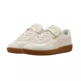 Championes Puma modelo Palermo Premium, color beige con detalles en tono crema y suela de goma color caramelo. Presentan el logo de la marca en dorado en el lateral y la lengüeta.