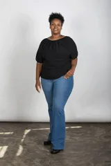 Jeans tiro alto para mujer, de corte ajustado en la parte superior y diseño acampanado desde la rodilla. Cuenta con bolsillos clásicos y cierre frontal.